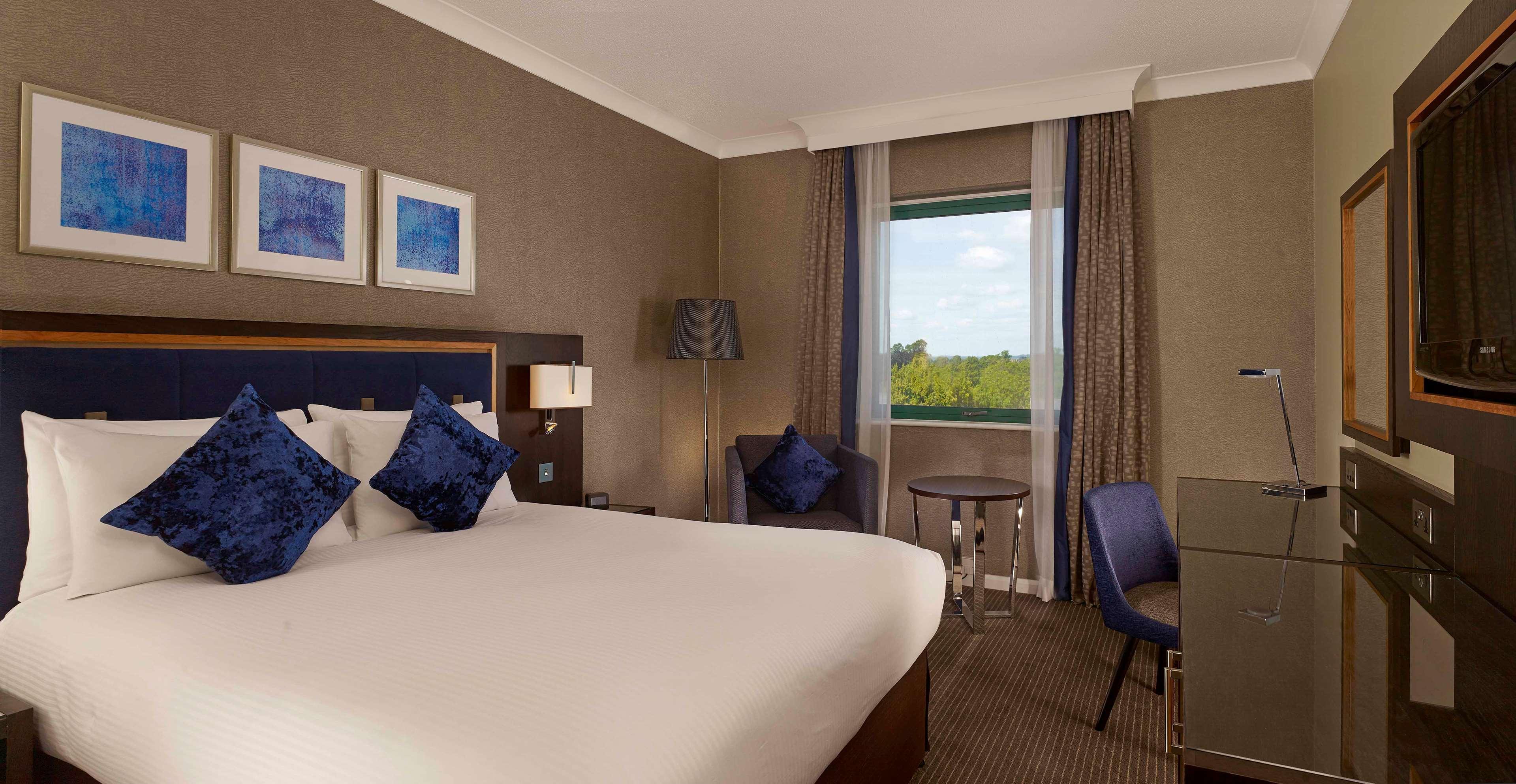 Doubletree By Hilton Woking Hotel Exterior photo