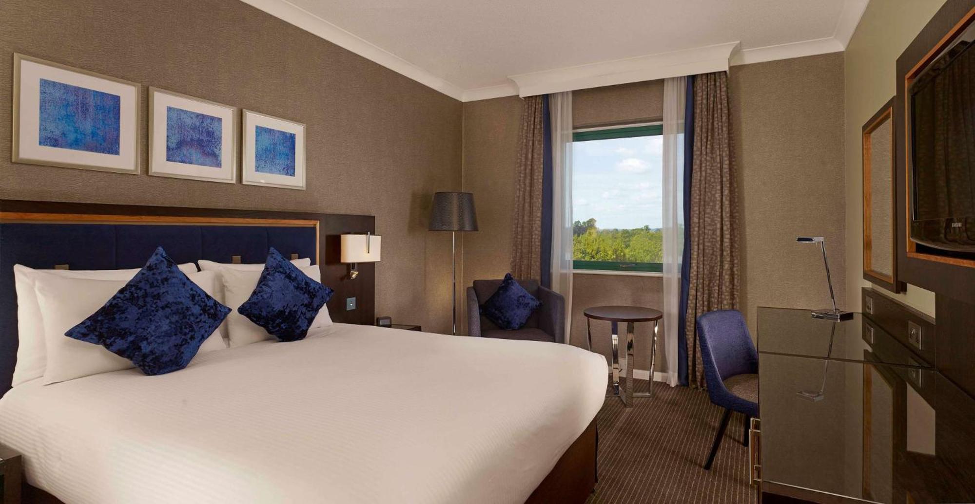 Doubletree By Hilton Woking Hotel Exterior photo