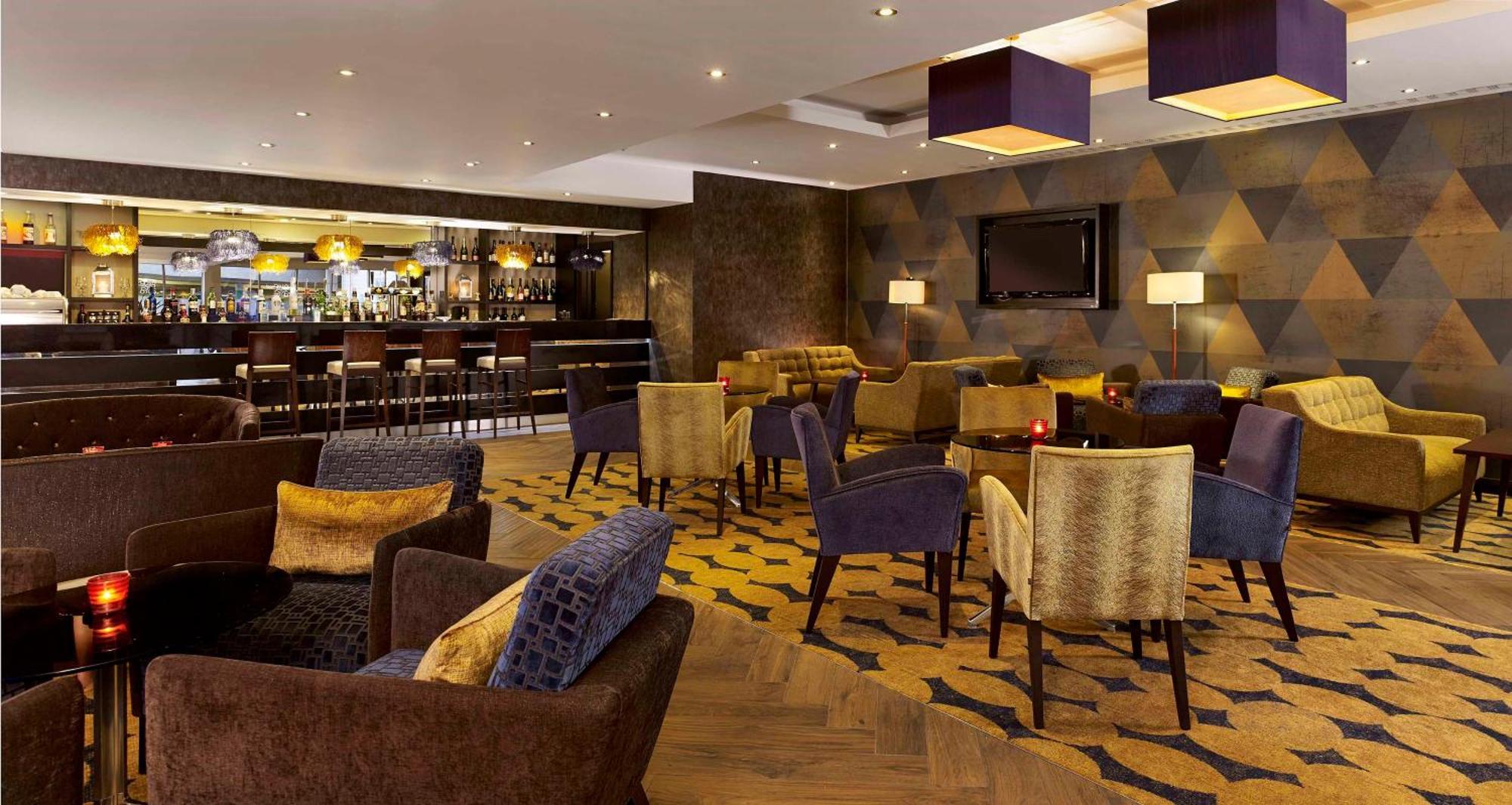 Doubletree By Hilton Woking Hotel Exterior photo