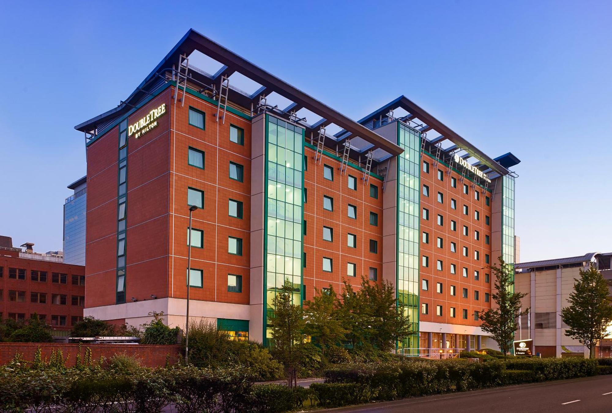Doubletree By Hilton Woking Hotel Exterior photo
