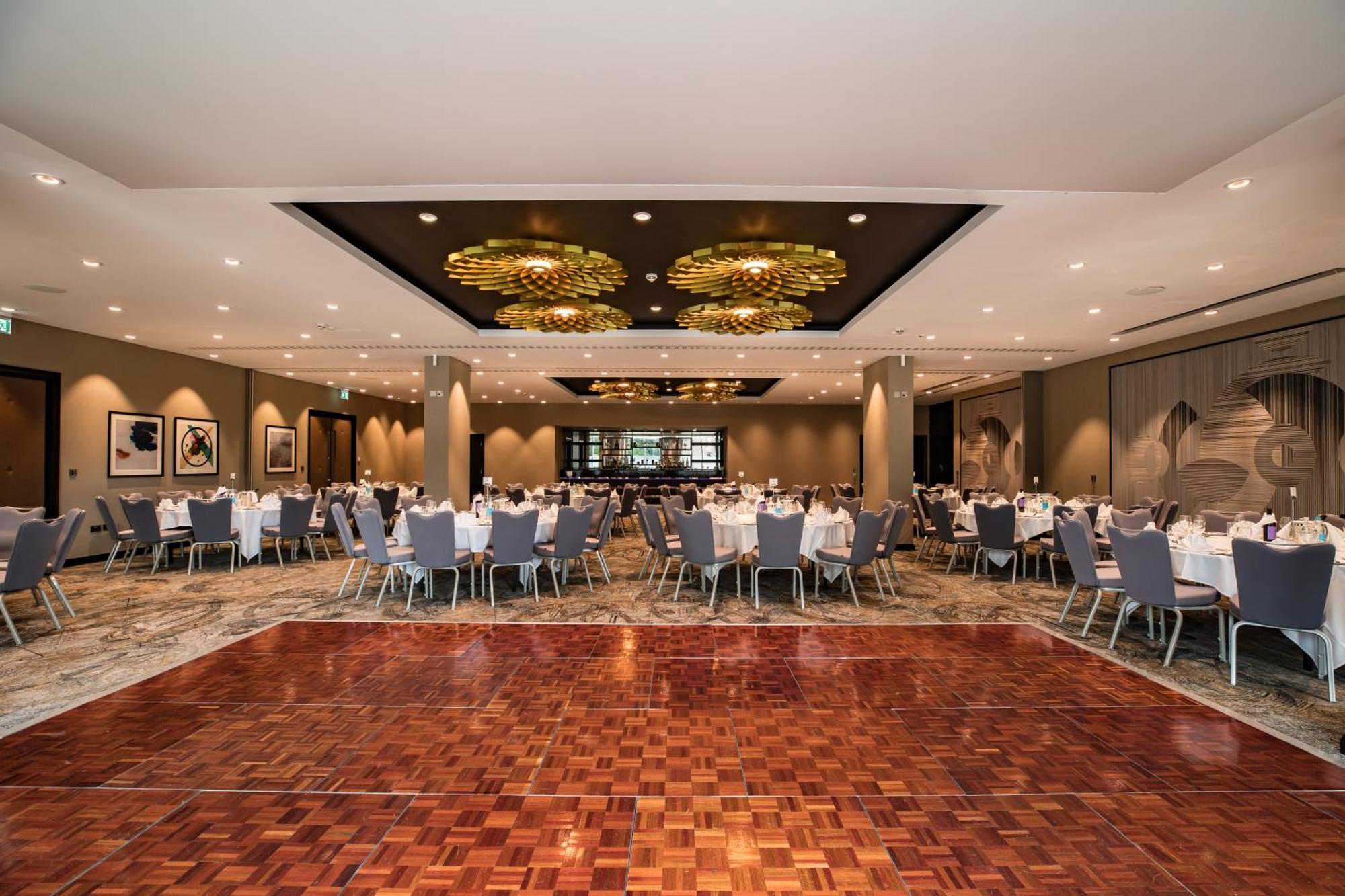 Doubletree By Hilton Woking Hotel Exterior photo