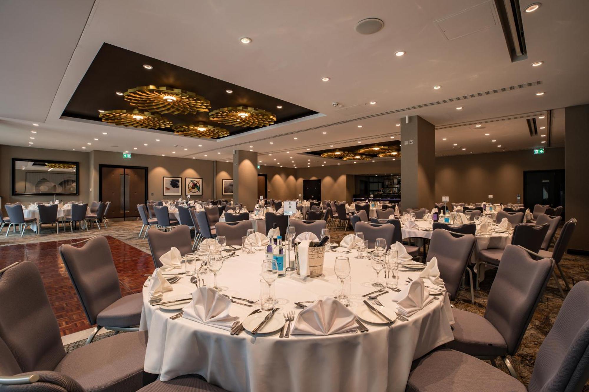 Doubletree By Hilton Woking Hotel Exterior photo