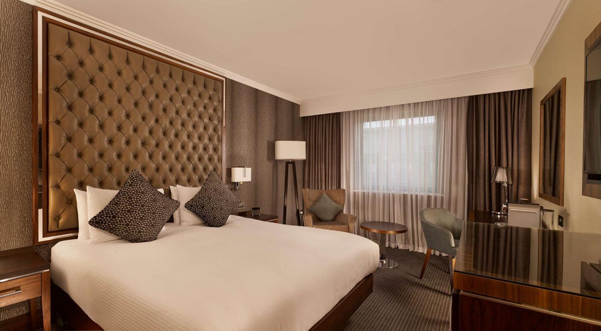 Doubletree By Hilton Woking Hotel Exterior photo