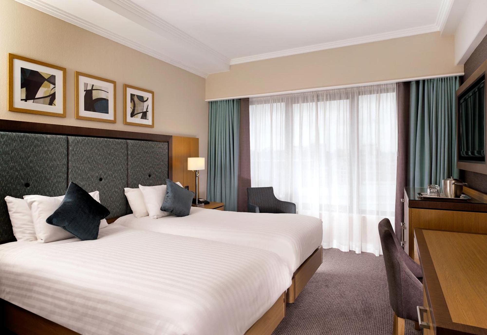 Doubletree By Hilton Woking Hotel Exterior photo