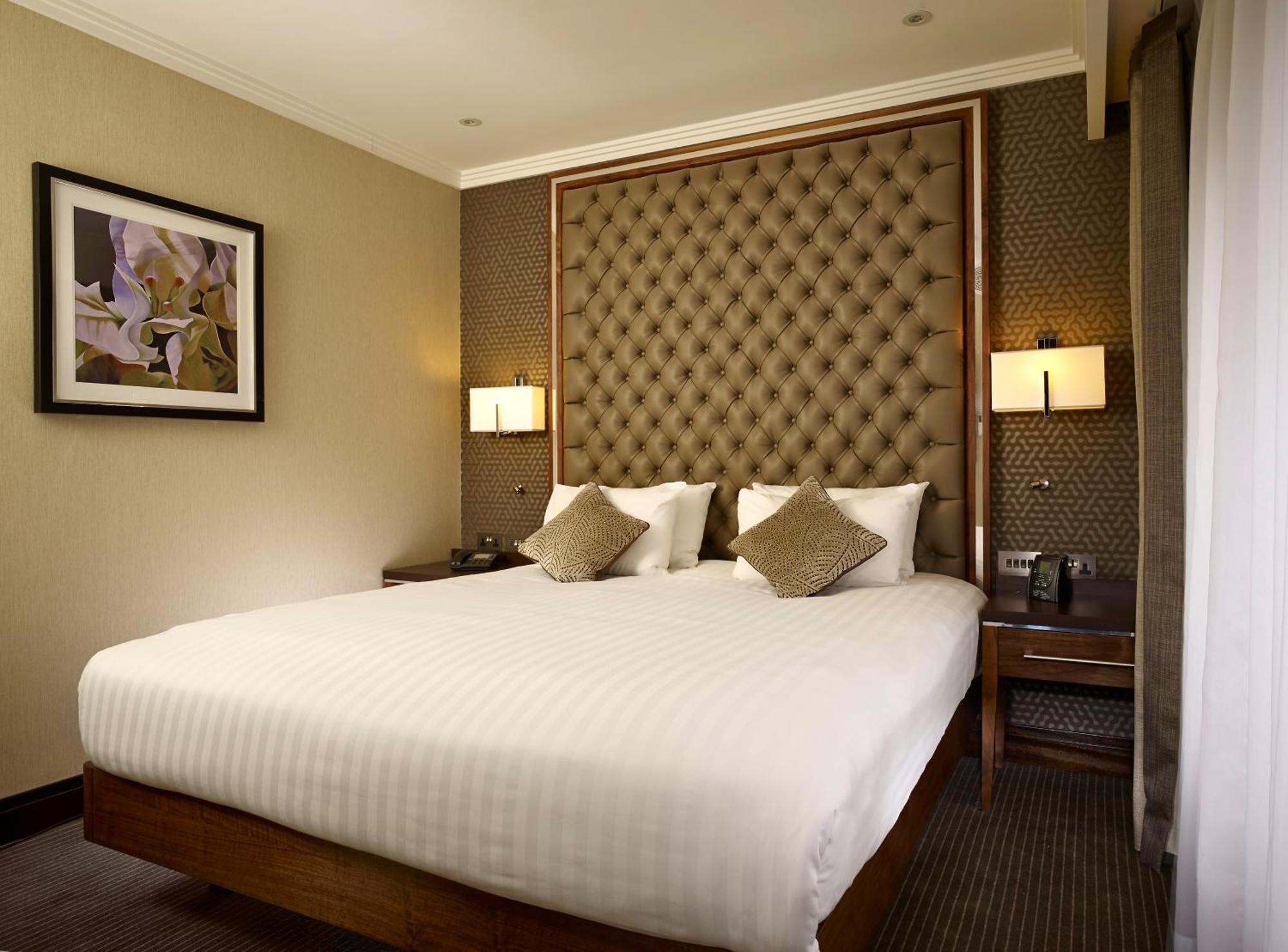 Doubletree By Hilton Woking Hotel Exterior photo