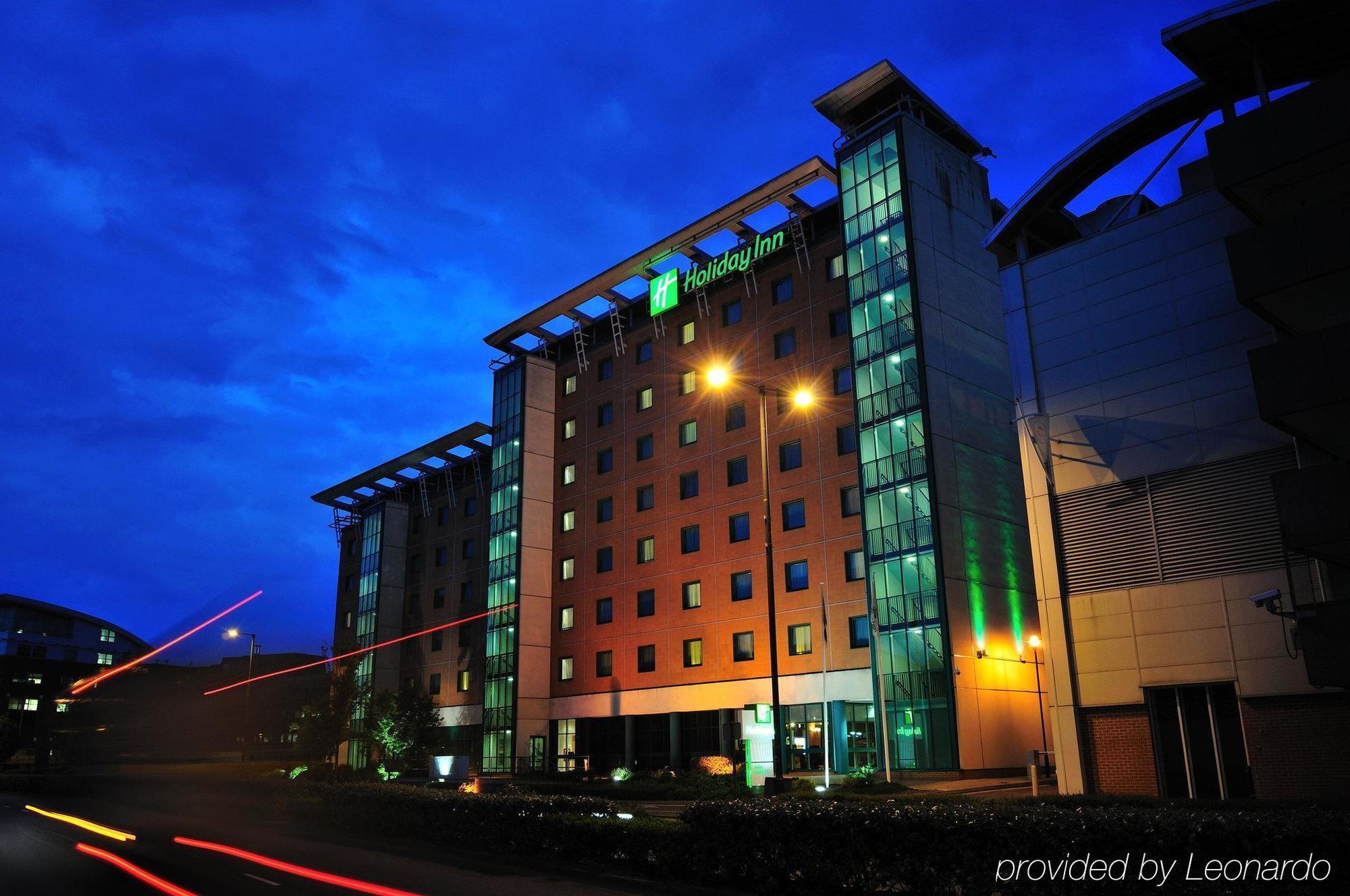 Doubletree By Hilton Woking Hotel Exterior photo