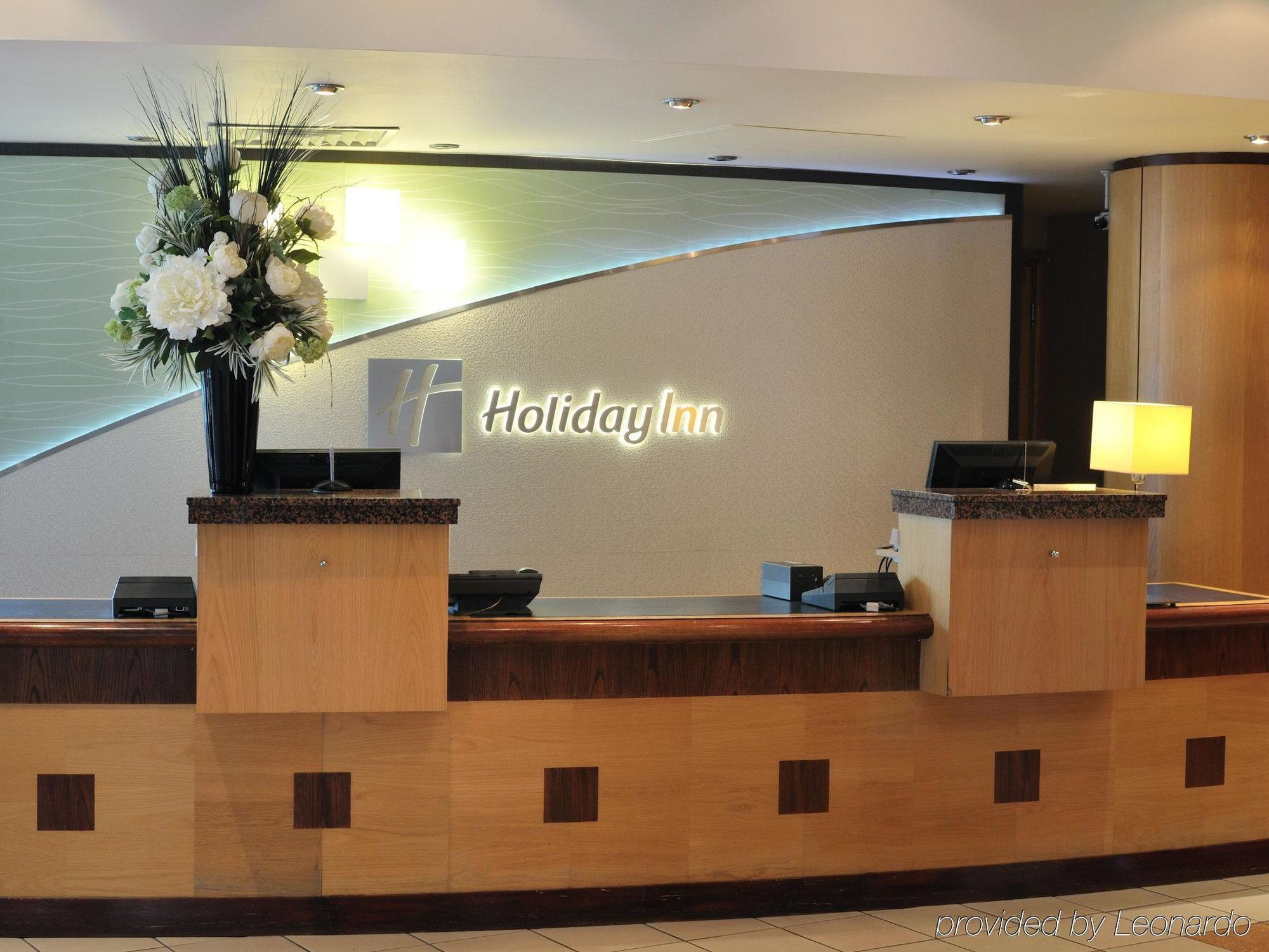 Doubletree By Hilton Woking Hotel Interior photo