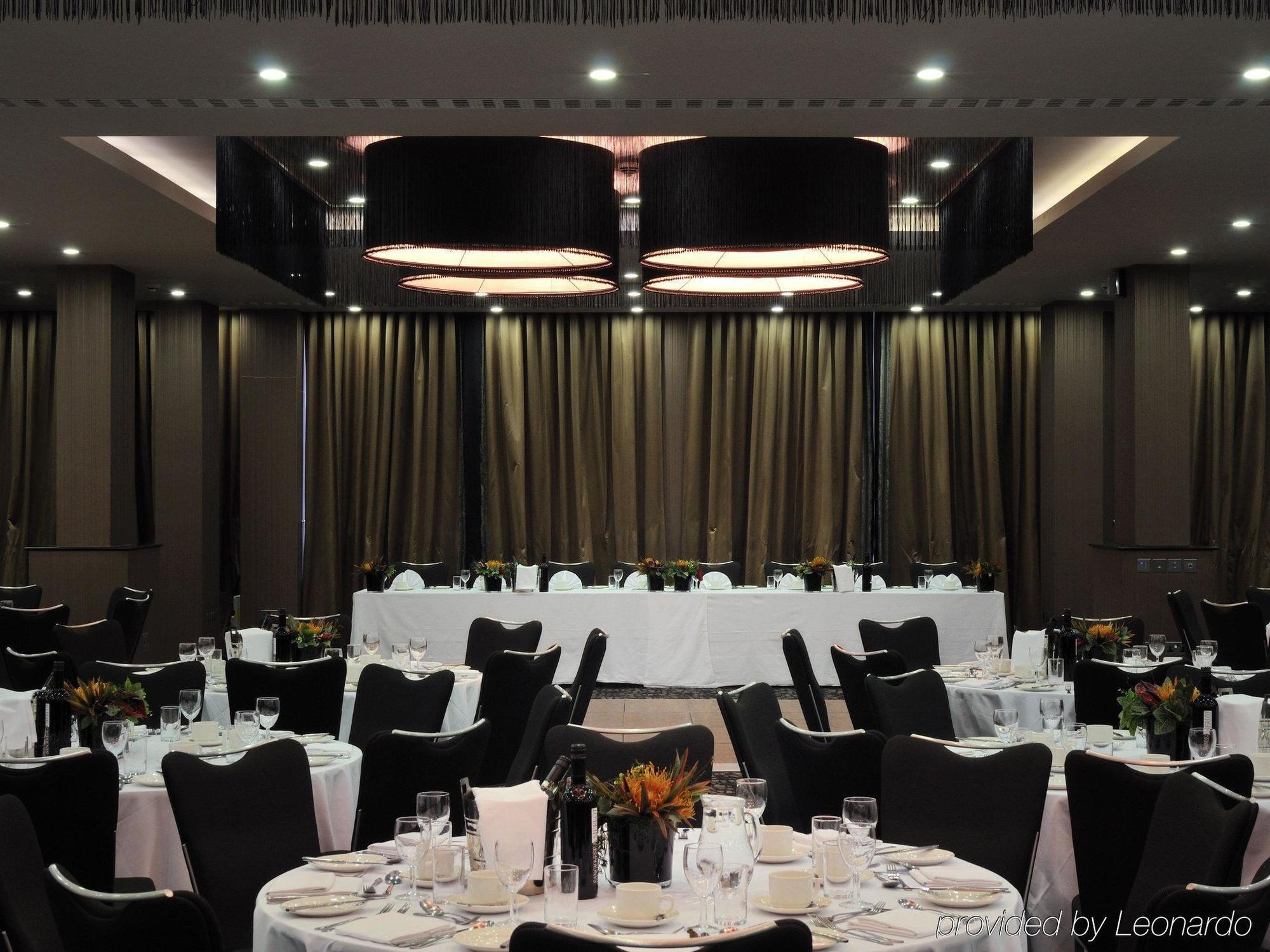 Doubletree By Hilton Woking Hotel Exterior photo